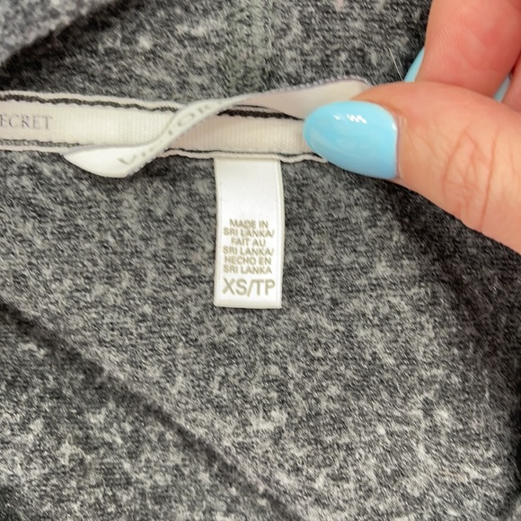 VICTORIA’S SECRET Black Pink Snowflake Cropped Hoodie Sweatshirt Size XS - Picture 8 of 10